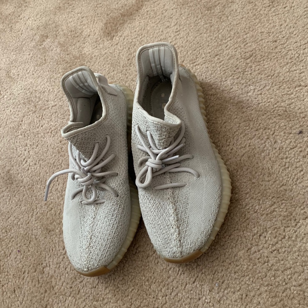 YEEZY BOOST SIZE 10.5